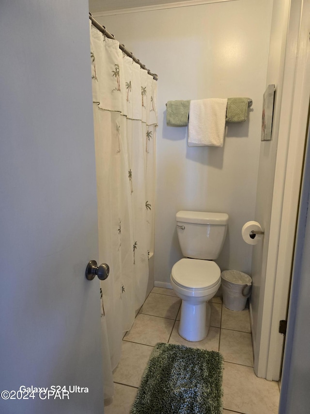 full bath featuring baseboards, a shower with shower curtain, toilet, and tile patterned floors