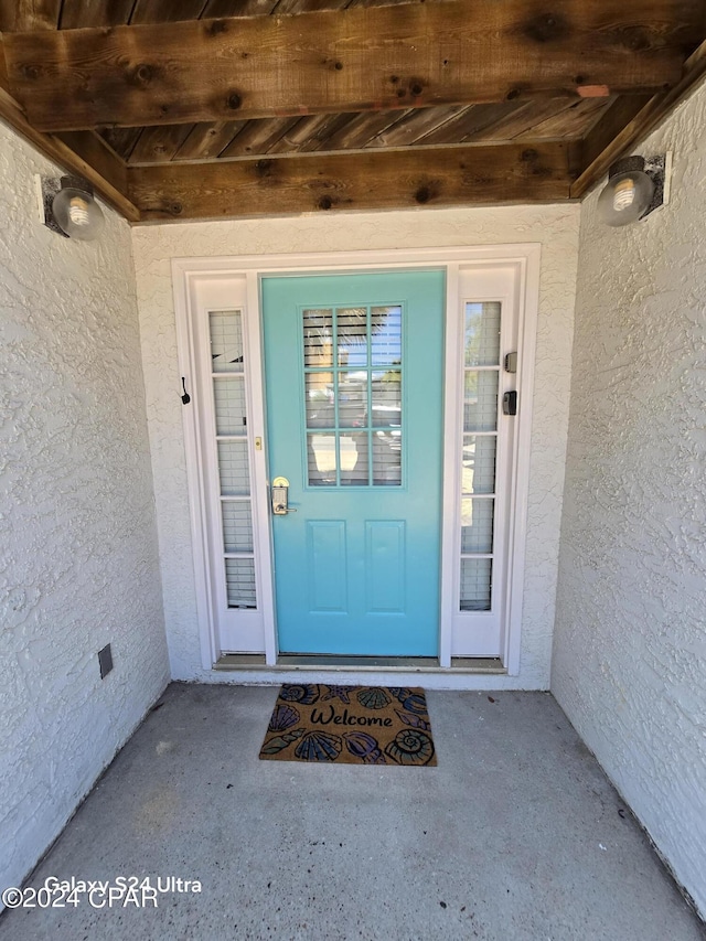 entrance to property featuring crawl space and stucco siding