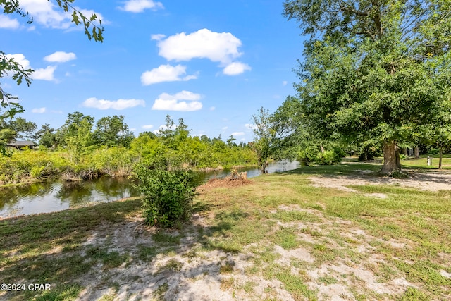 view of yard featuring a water view