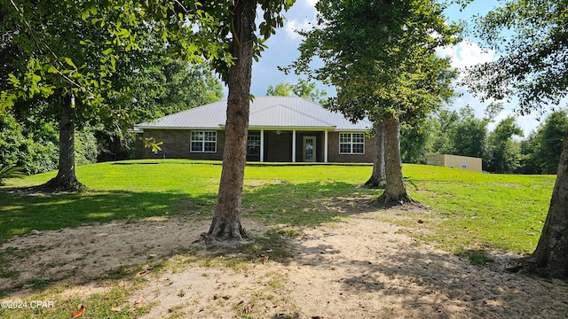 view of front facade featuring a front yard