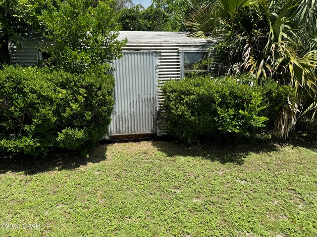 view of yard featuring a storage shed