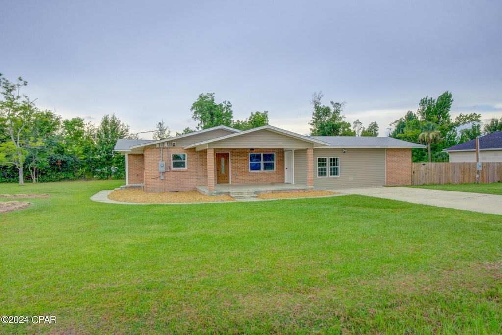 single story home featuring a front lawn