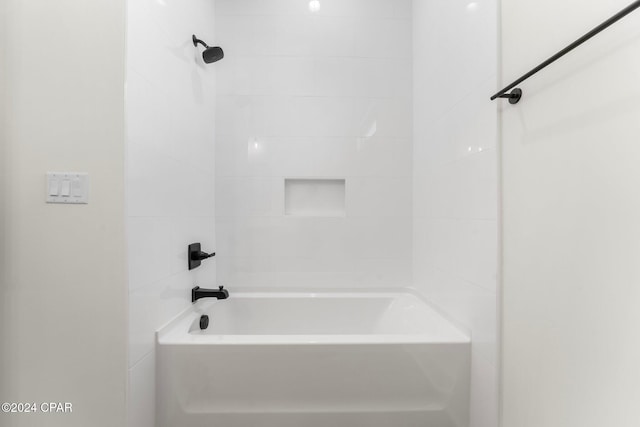 bathroom featuring tiled shower / bath combo