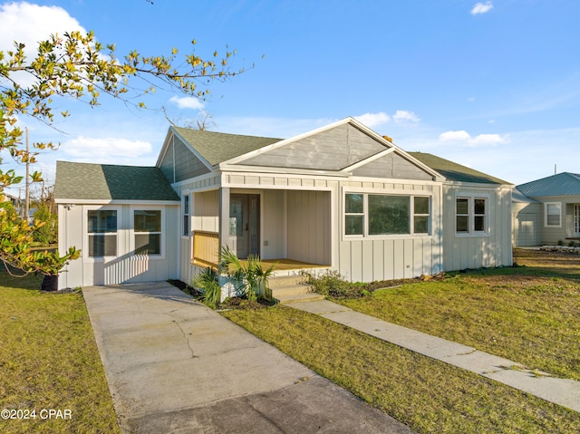 view of front of property with a front lawn