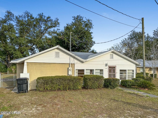 ranch-style home featuring a front lawn