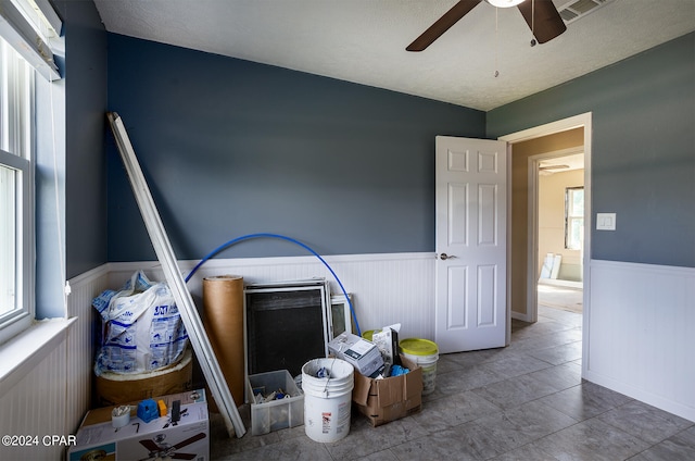 bedroom featuring ceiling fan and a textured ceiling