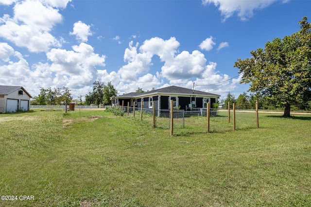 view of yard with an outdoor structure