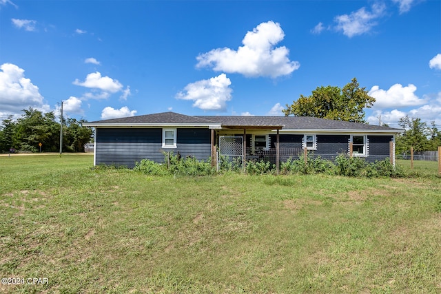 view of front of home featuring a front lawn