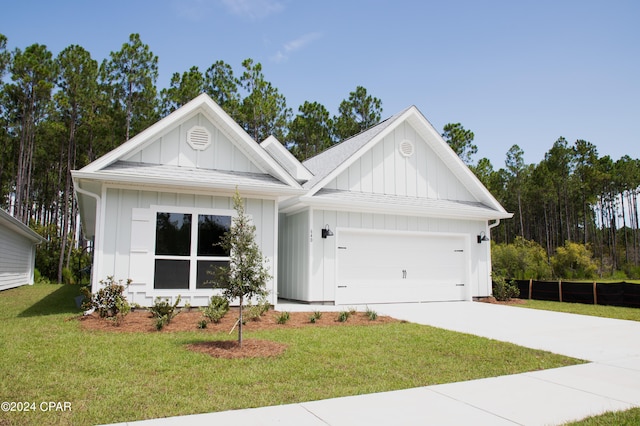 view of front facade featuring a front lawn and a garage