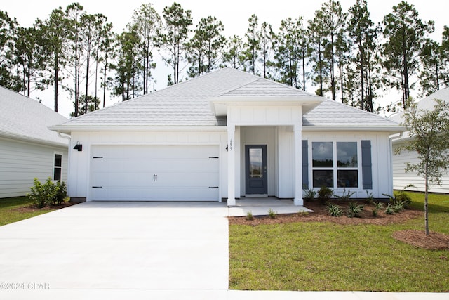 view of front facade with a garage and a front yard