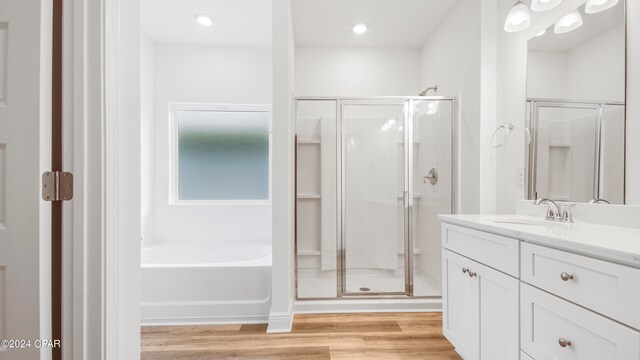 bathroom featuring crown molding and a bathing tub