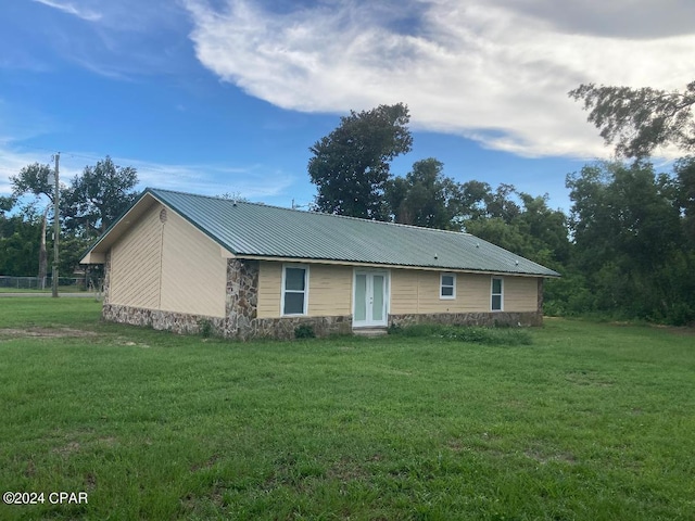 view of front of property with a front lawn