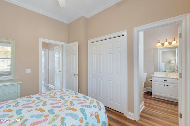 bedroom featuring sink, crown molding, light hardwood / wood-style flooring, a closet, and ceiling fan