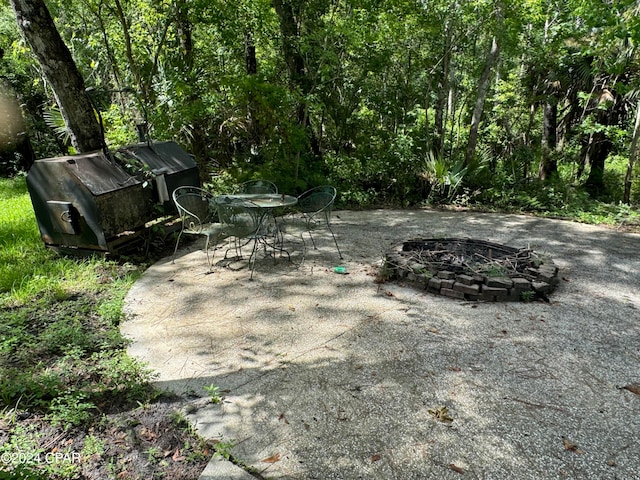 view of patio with an outdoor fire pit