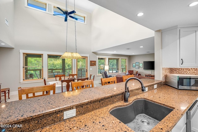 kitchen featuring sink, plenty of natural light, appliances with stainless steel finishes, and pendant lighting