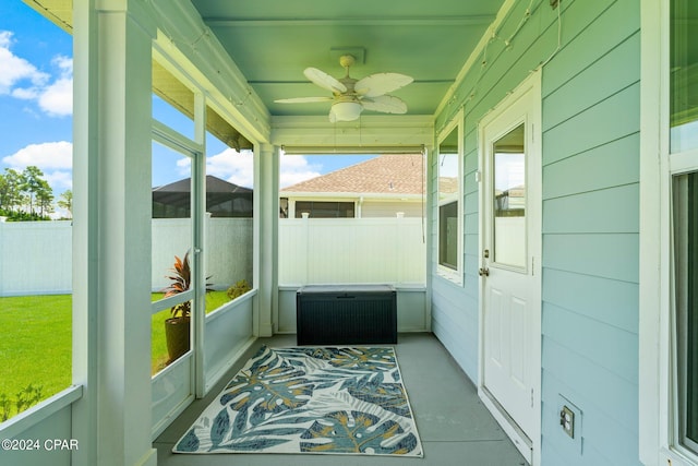 sunroom with ceiling fan