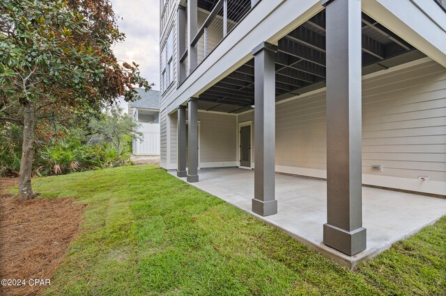 view of yard featuring a patio area