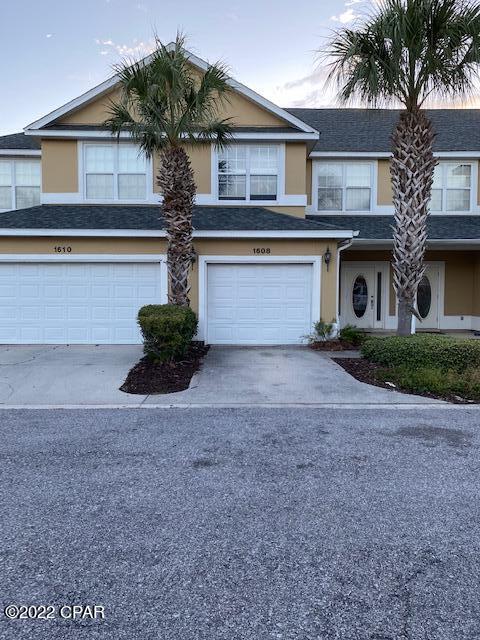 townhome / multi-family property featuring a garage