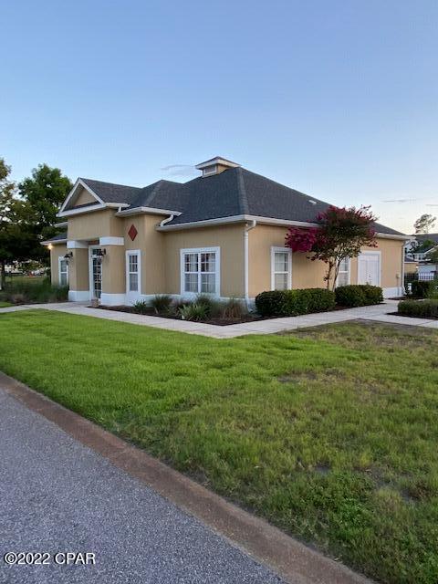 view of front facade with a front yard