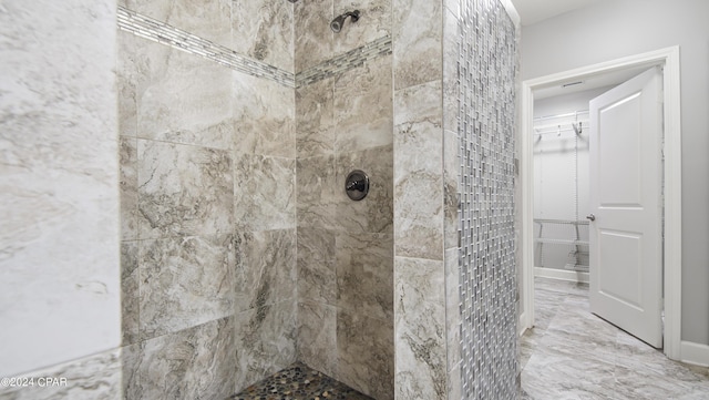 bathroom featuring tiled shower