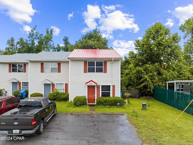 multi unit property featuring a front lawn