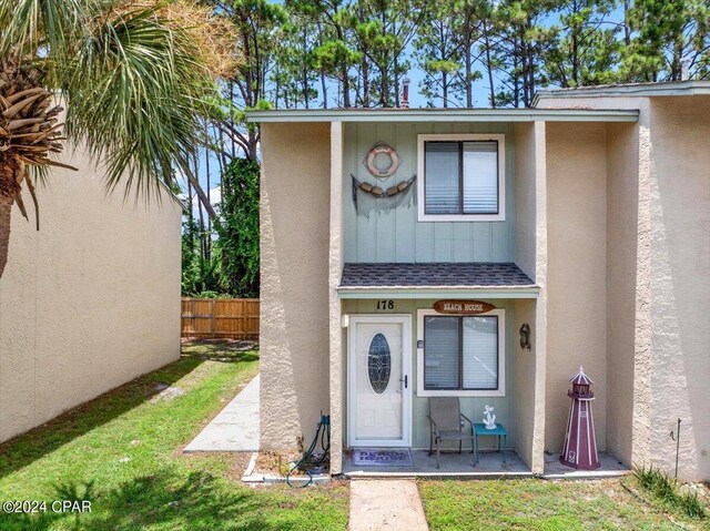 view of front of property with a front yard and a patio area