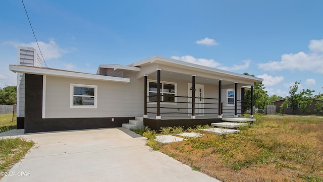 view of front of property featuring a porch