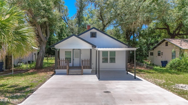 view of front of house with a porch and a front yard