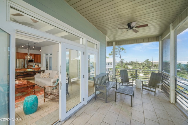 sunroom featuring ceiling fan