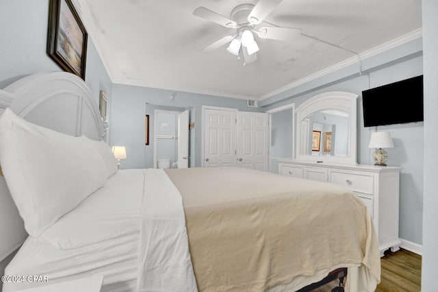 bedroom featuring hardwood / wood-style floors, crown molding, ceiling fan, and a closet