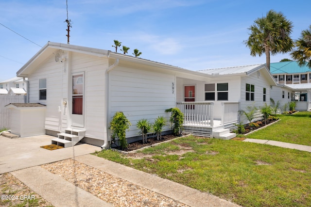 view of front of house featuring a front yard