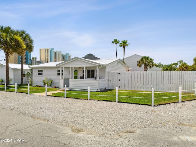 view of front of house featuring a front lawn