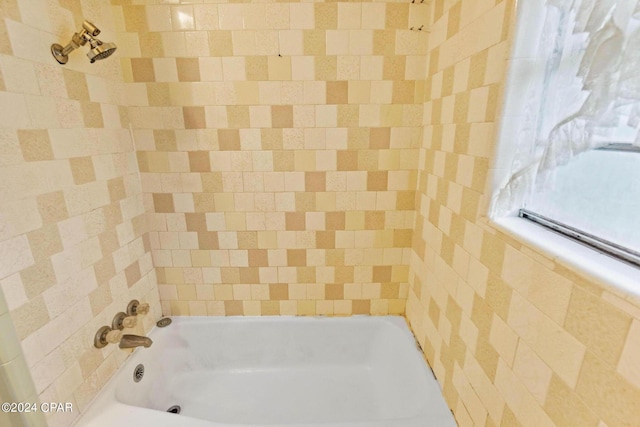 bathroom with tiled shower / bath