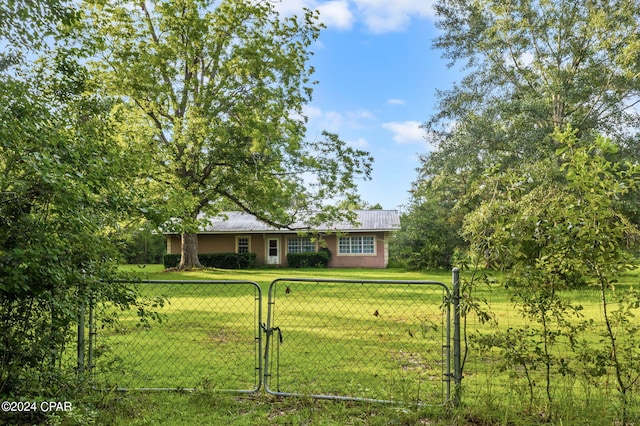 single story home with a front yard