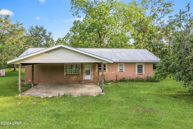 view of front of property featuring a front lawn