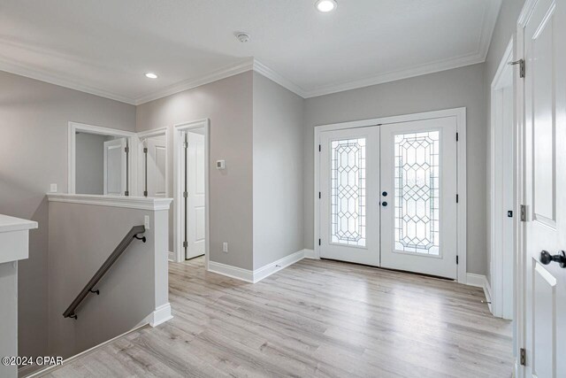 foyer entrance featuring light hardwood / wood-style floors and ornamental molding