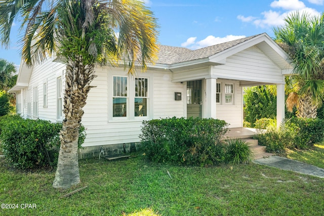 view of front of house with a front yard