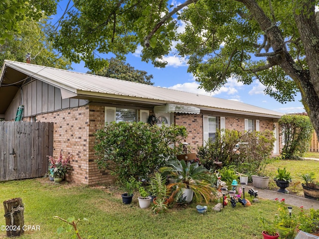 ranch-style home featuring a front lawn