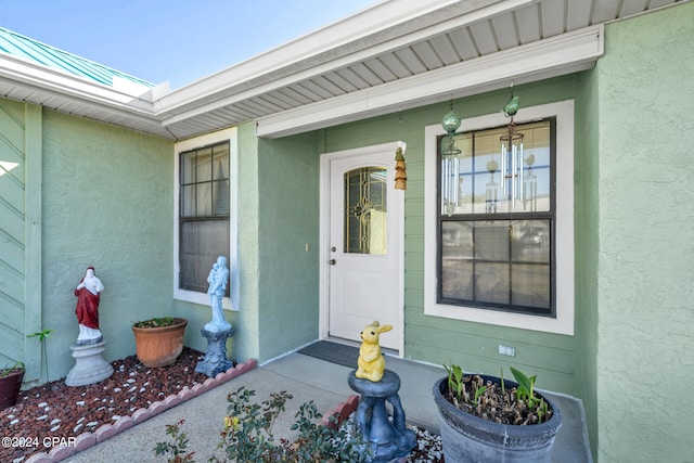 property entrance featuring a porch