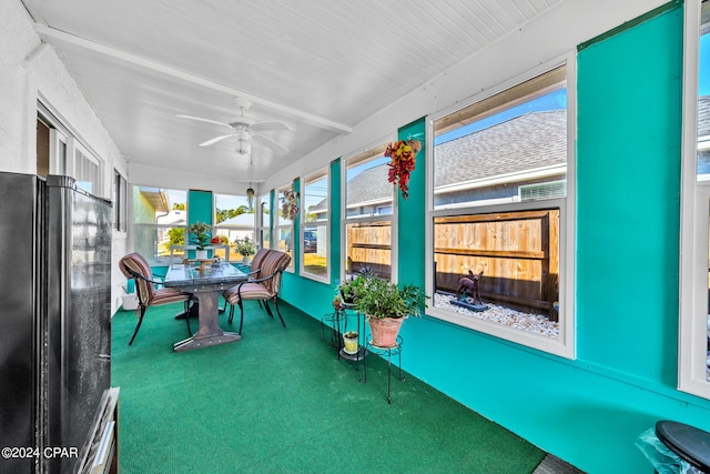 sunroom with ceiling fan