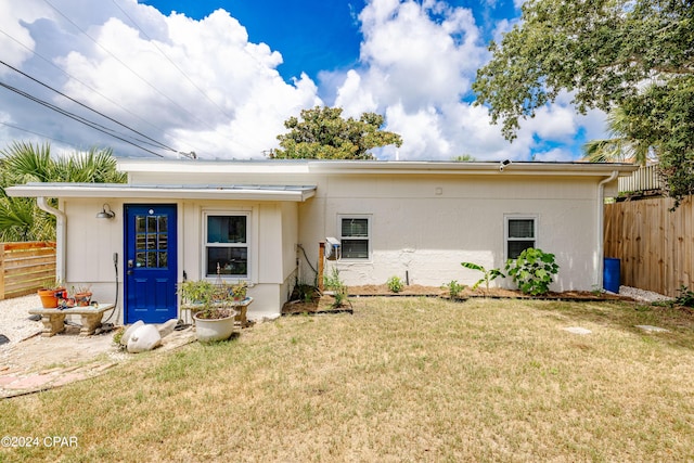 view of front of home featuring a front yard