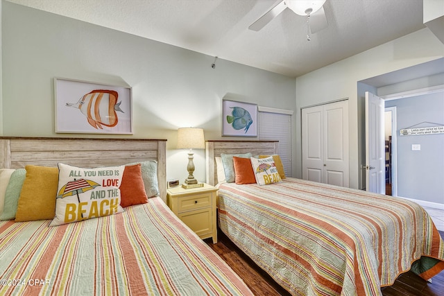 bedroom featuring hardwood / wood-style floors, a textured ceiling, ceiling fan, and a closet