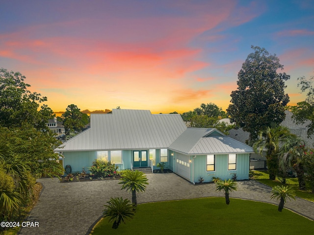 view of front facade featuring a yard