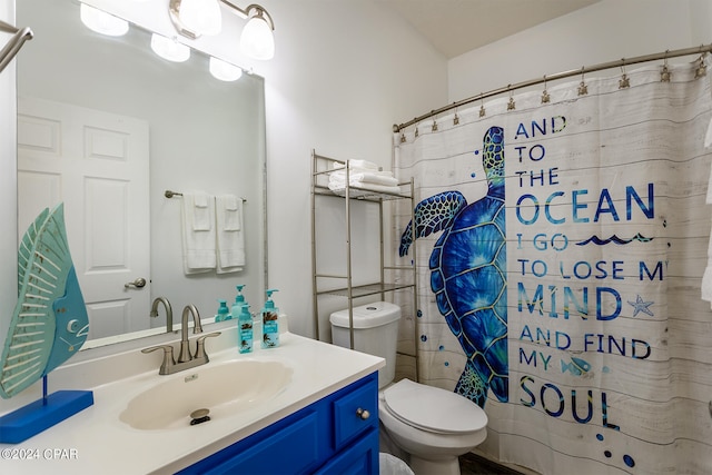 full bathroom featuring a shower with shower curtain, vanity, and toilet