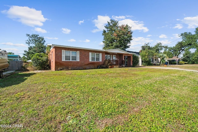 single story home with a front yard