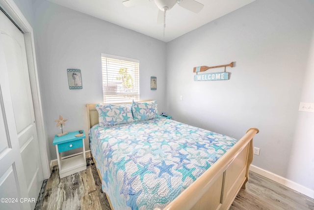 bedroom featuring light hardwood / wood-style floors, a closet, and ceiling fan