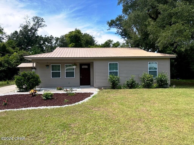 ranch-style house featuring a front yard