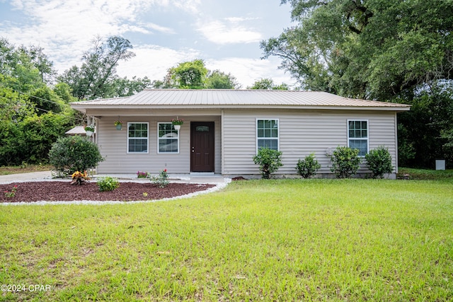 single story home featuring a front lawn