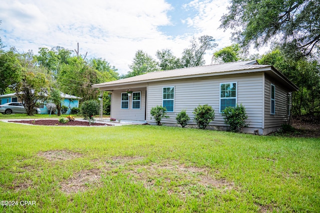 ranch-style house featuring a front lawn