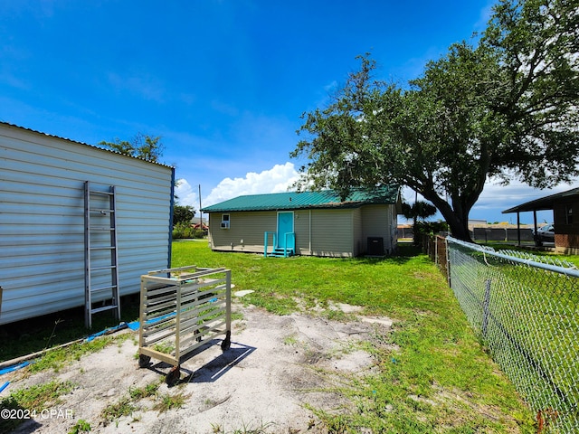 view of yard with an outdoor structure